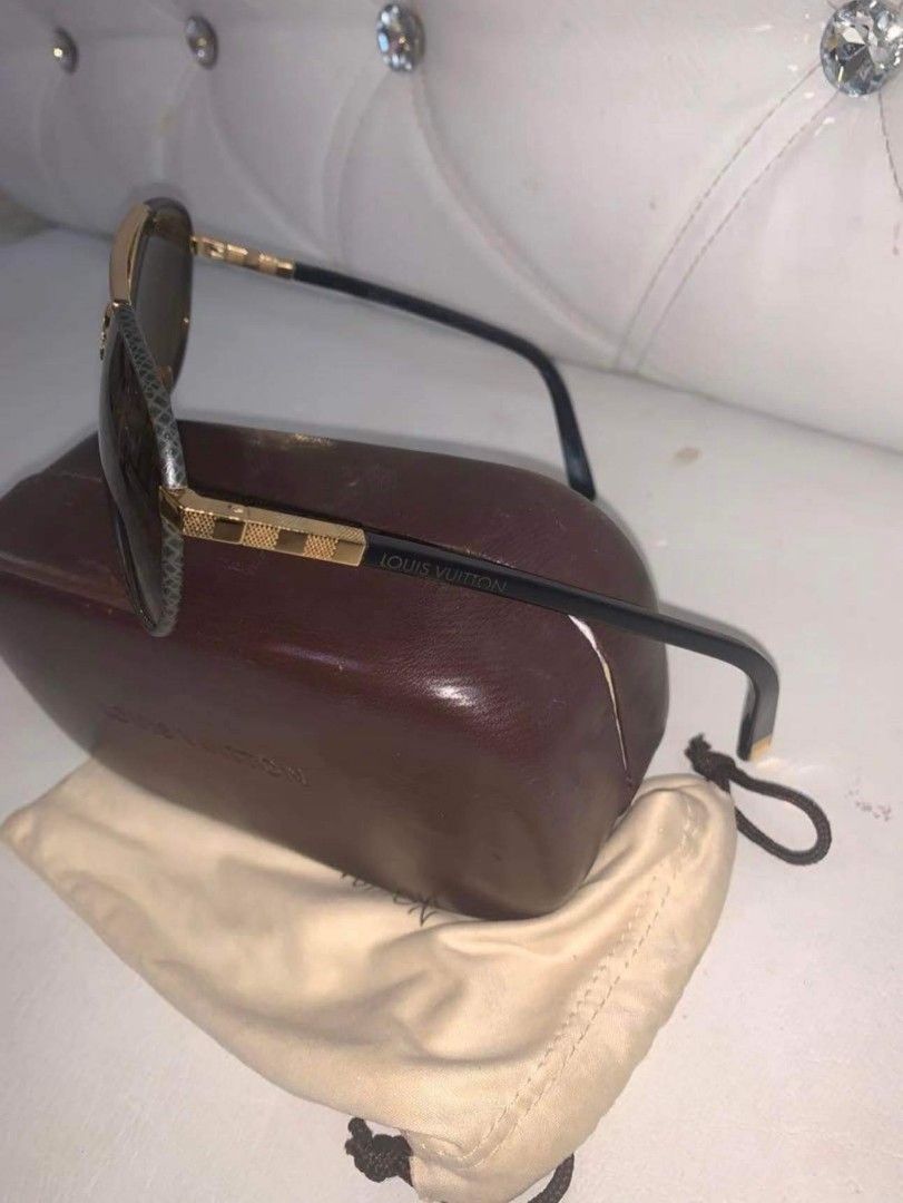 LV 101% Authentic Shades (Category: Luxury Accessories) located in Quezon City. Submitted by goodygrace (Listing ID 1253350253, Image 2). Description: nabili ng 45k plus, sobrang panalo na sa price. Monogram pag nasinagan ng araw my LV LV LV.