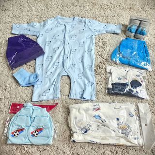 Newborn set (4 sets, includes swaddle, sleepsuit, hats, mittens & botties)