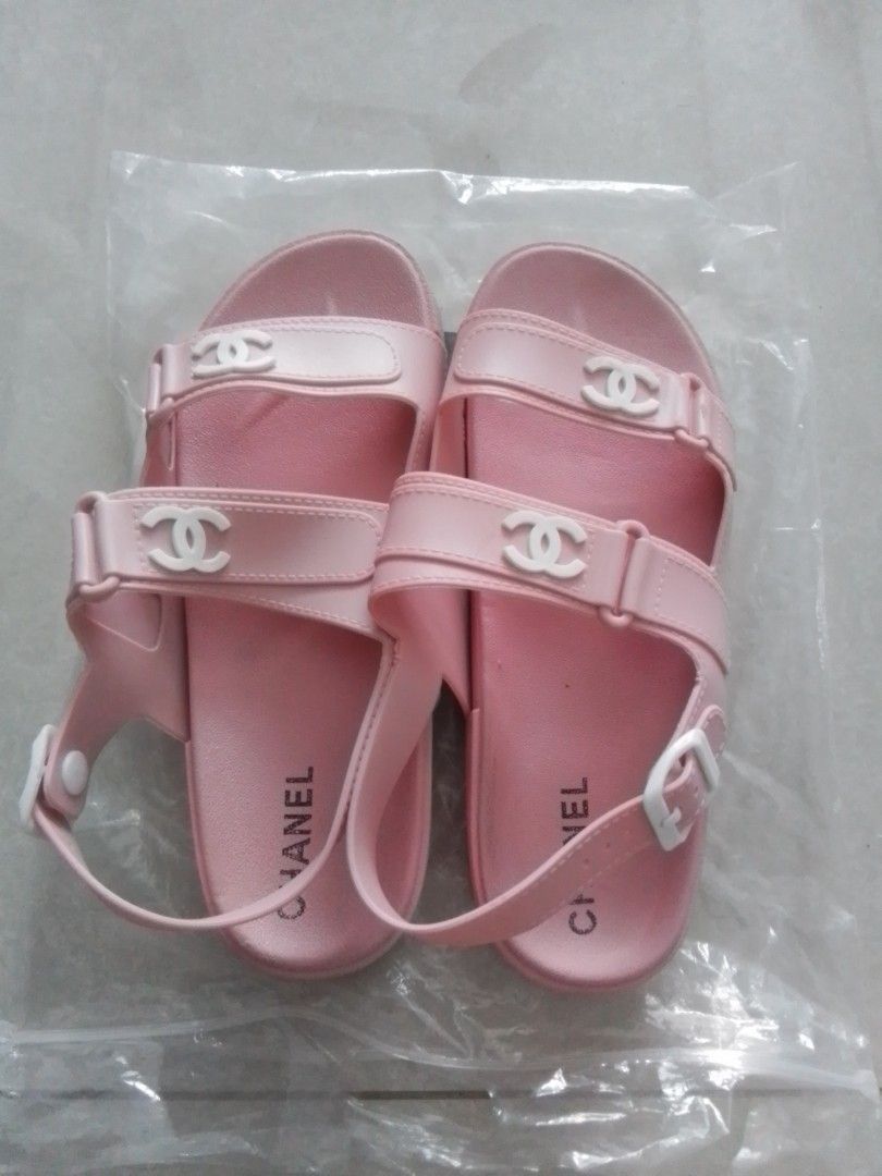 Pink rubber sandals water proof with buckle to adjust double c