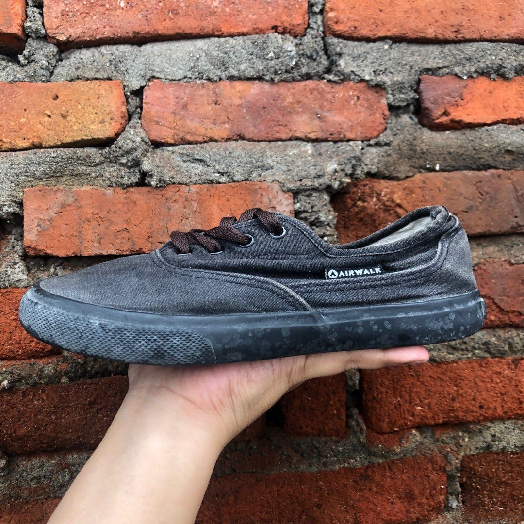 Sepatu airwalk sekolah hitam, Fesyen Wanita, Sepatu di Carousell