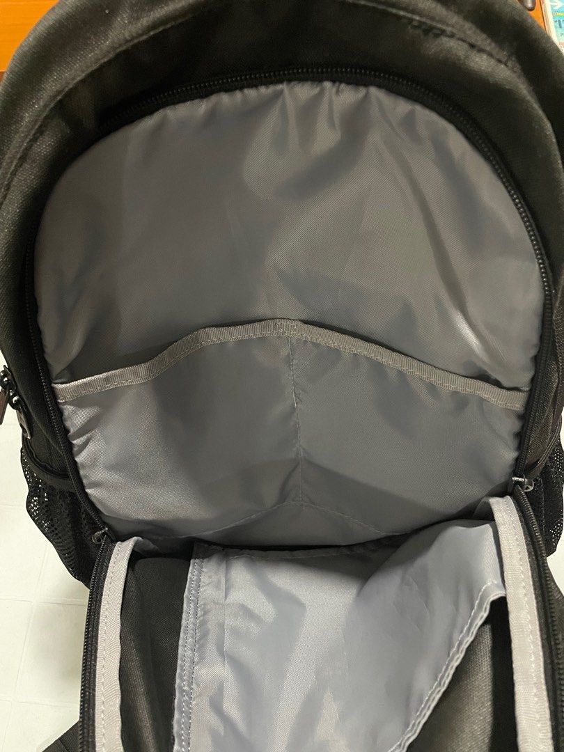 Under Armour UA Roland Backpack (Category: Backpacks) located in Quezon City. Submitted by dealsmaster (Listing ID 1253484424, Image 3). Description: Under Armour Roland Backpack Capacity: 17L Color: Black Used few times only, no damage, good as new.