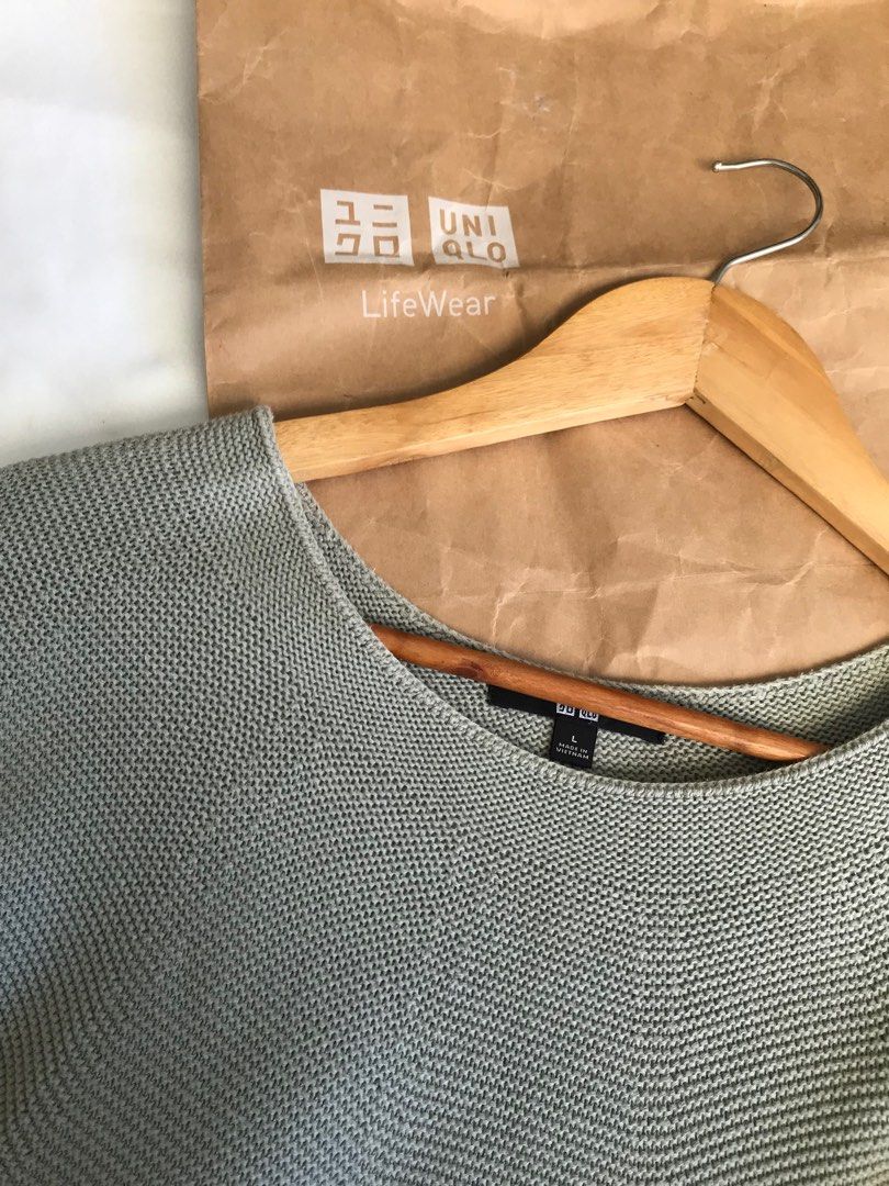 Uniqlo 3D knit large on Carousell