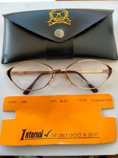 Vintage frame/Cat eyes vintage glasses 80s
Brand: INTERNAL
Original made in italy
Size: 56-16
Full tag logo brand
Frame gold(micron dilapisi optyl)
Frame sangat adem ketika menyentuh kulit