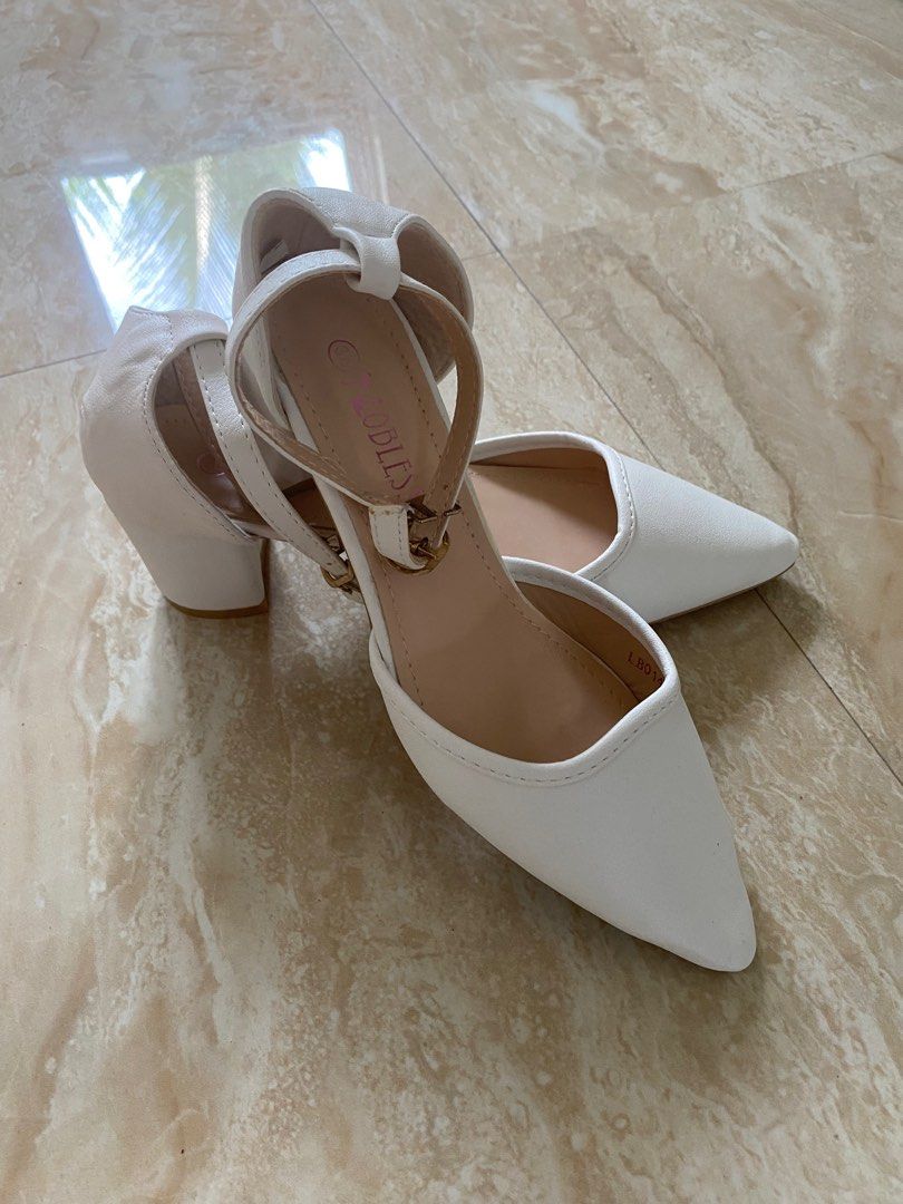 White Pointed High Heels Size 36 (Category: Heels) located in Lucena. Submitted by jevingkit (Listing ID 1253446844, Image 3). Description: White pointer High heels soze 36 Onace lang nasuot sa party last December 2022. RFS: Decluttering .