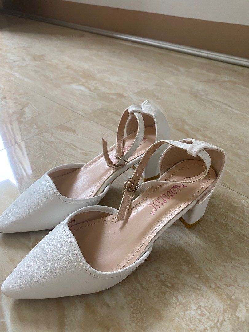 White Pointed High Heels Size 36 (Category: Heels) located in Lucena. Submitted by jevingkit (Listing ID 1253446844, Image 2). Description: White pointer High heels soze 36 Onace lang nasuot sa party last December 2022. RFS: Decluttering .
