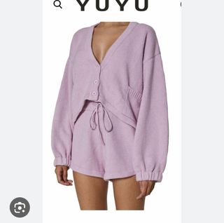 (Category: ) located in . Submitted by shopaholic.ariel (Listing ID 1253365381, Image 1). Description: .
