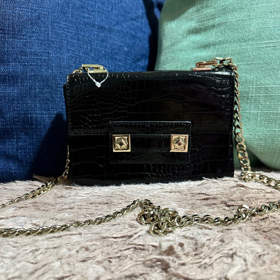 LOUIS CARDY BAG PRELOVED, Women's Fashion, Bags & Wallets, Cross-body Bags  on Carousell