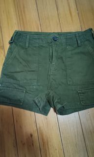 Bershka軍綠色短褲