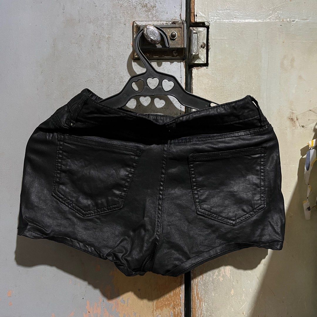 BLACK GRUNGE SYNTHETIC LEATHER SKORT (Category: Skirts) located in Manila. Submitted by unclelettern (Listing ID 1253553389, Image 2). Description: W: 27-28 (S on TAG) CONDITION: SUPER GANDA RINNN! another fave piece, SKORT! + may pockets both front & back super hard to let go rin aaaaa ganda niyaaa! bagay na bagay lalo sa mga alt girlies .