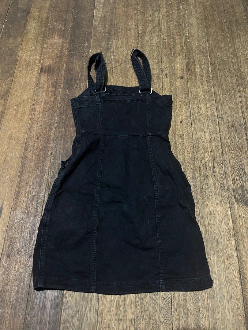 BLACK OVERALLS DRESS (Category: Dresses) located in Manila. Submitted by unclelettern (Listing ID 1253552988, Image 2). Description: fits XS-S (check tag size) CONDITION: excellent condition parin kahit 2018 pa to nasa akin! super cute kapag pinatong sa mga crop tops body hugging lalo na if petite girlie ka! ganda yan so much .