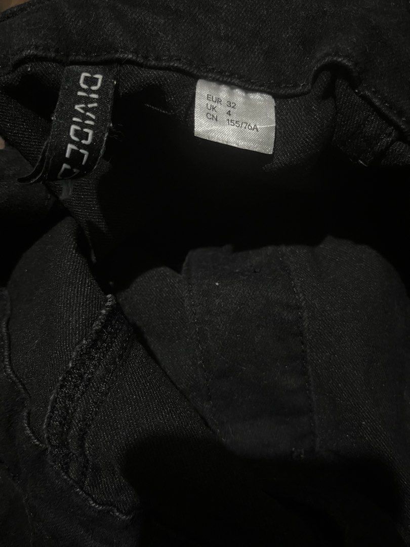 BLACK OVERALLS DRESS (Category: Dresses) located in Manila. Submitted by unclelettern (Listing ID 1253552988, Image 3). Description: fits XS-S (check tag size) CONDITION: excellent condition parin kahit 2018 pa to nasa akin! super cute kapag pinatong sa mga crop tops body hugging lalo na if petite girlie ka! ganda yan so much .