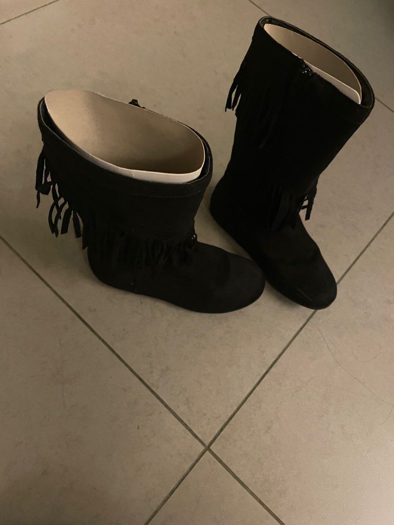 Children place boots online