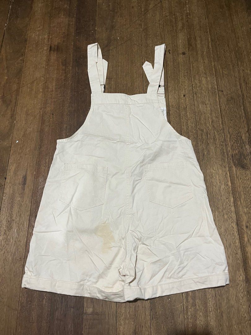 CREAM JUMPER SHORT (Category: Jumpsuits) located in Manila. Submitted by unclelettern (Listing ID 1253552614, Image 2). Description: fits S-M w: 33” leg opening: 23” CONDITION: super comfy suotin & presko sa pakiramdam kasi maluwang! may yellow stain lang sa back part & kaya naman tanggalin! for keeps din sana kaso tagal ko na di nasusuot waaa .