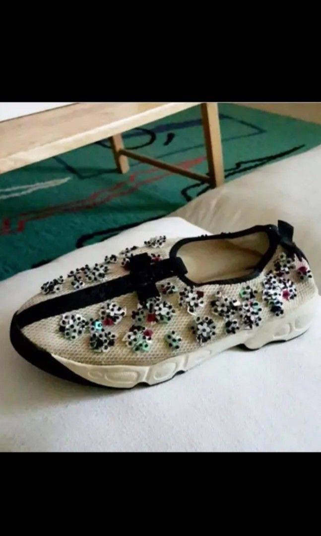 Embroidered sneakers (Category: Sneakers) located in Makati City. Submitted by cuco678 (Listing ID 1253687681, Image 1). Description: pretty flower embroidered sneakers bought in HK slip on style durable sole size 6-7.
