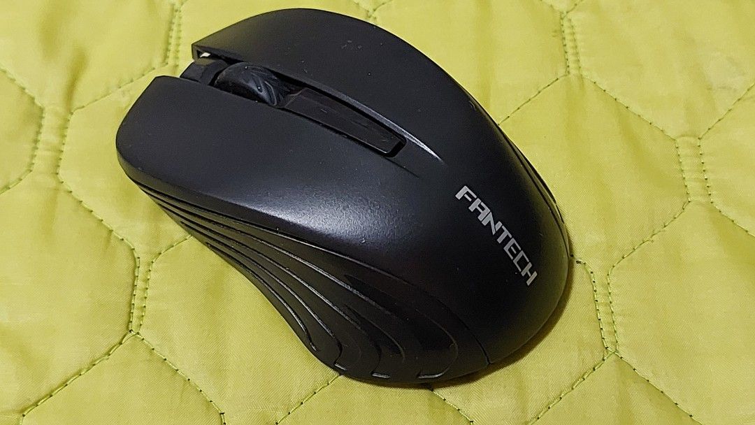 Fantech Mouse W189 Black (Category: Mouse & Mousepads) located in Quezon City. Submitted by gabs_a (Listing ID 1253402827, Image 1). Description: Wireless Mouse Brand: Fantech Model: W189 Color: Black Type: Wireless 2.4 Ghz Battery: AAA x1 Sensor: Optical Sensor Resolution: 1200 DPI Buttons: 3 (Left, Right, Wheel Scroll) Comes with: USB Dongle / Receiver Note: - As the difference between camera and computer display, there is a discrepancy on the 