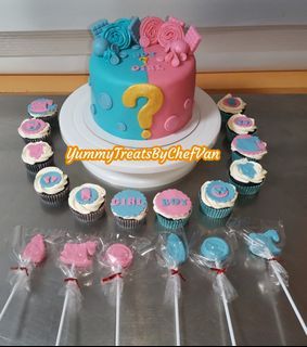 Fondant Cake with Cupcakes and lollipop