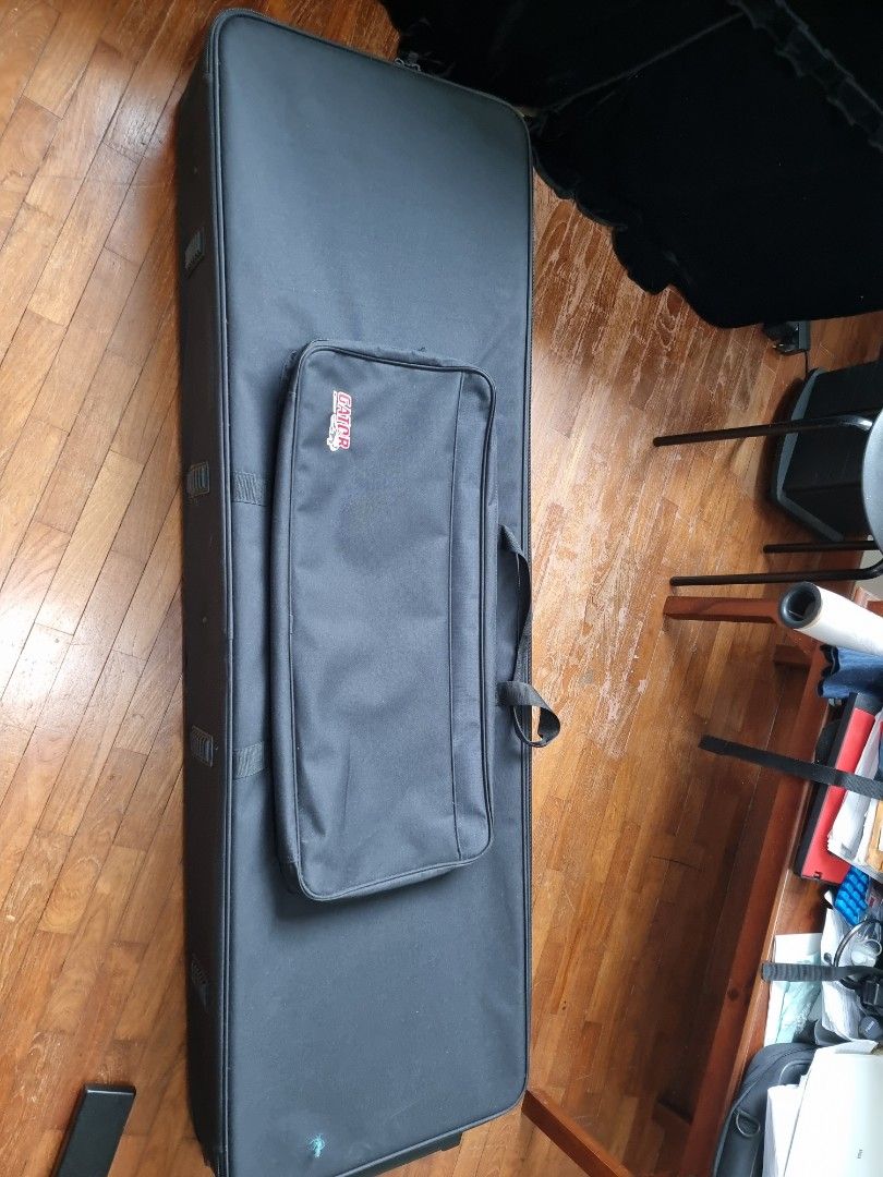 Gator keyboard carrier, Hobbies & Toys, Music & Media, Music