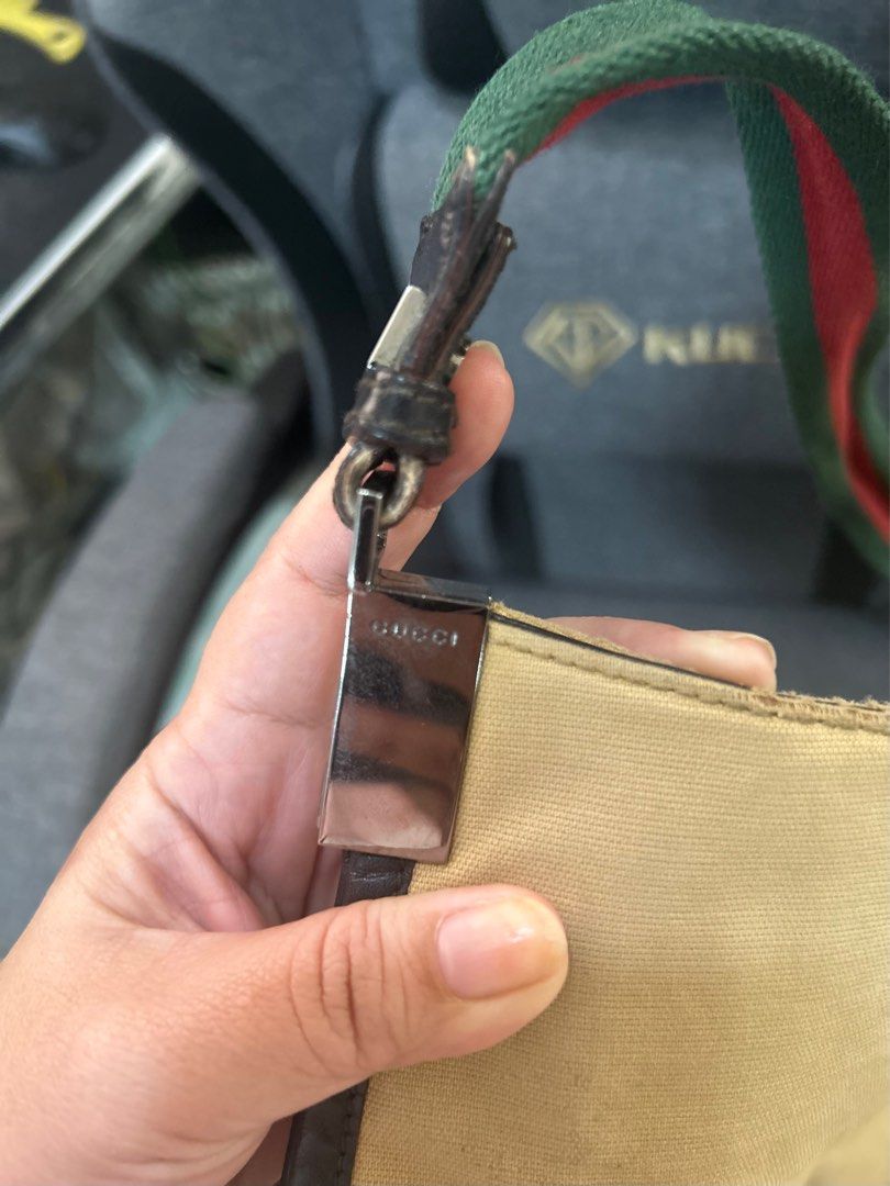 Gucci shoulder bag (Category: Luxury Bags & Wallets) located in General Santos City (Dadiangas). Submitted by joytayaba (Listing ID 1253547056, Image 2). Description: Selling my original gucci shoulder bag .