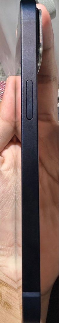 IPhone 13 (Category: iPhone 13 Series ) located in Singapore. Submitted by denz0303 (Listing ID 1253650430, Image 2). Description: Well USED IPHONE 13 PRICE NEGOTIABLE Midnight grey 256GB 1 year old WITH ORIGINAL BOX AND CABLE even stuck on the og proactive layer to allow you to have the authentic apple unboxing 🥴🥴 .