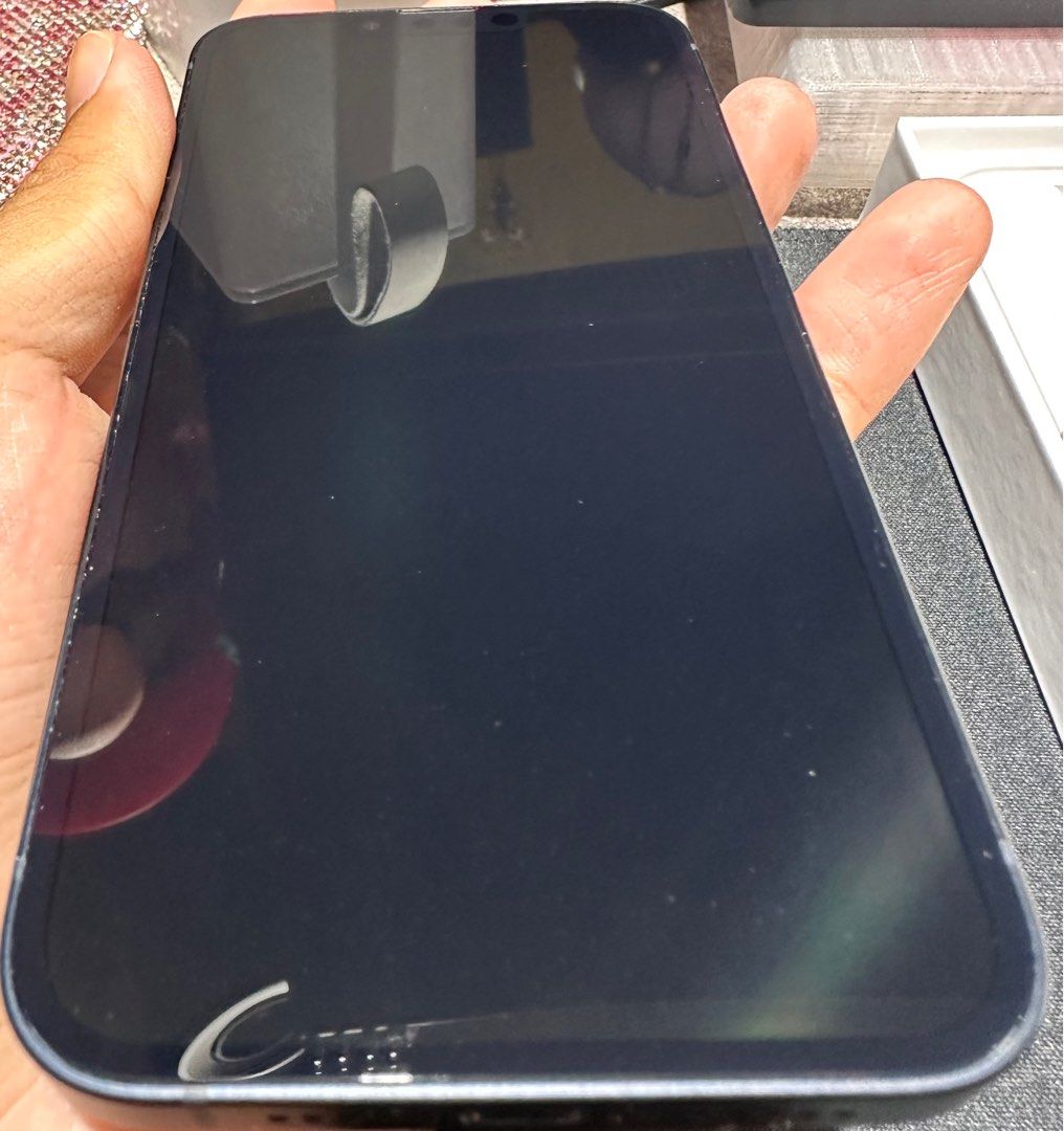 IPhone 13 (Category: iPhone 13 Series ) located in Singapore. Submitted by denz0303 (Listing ID 1253650430, Image 1). Description: Well USED IPHONE 13 PRICE NEGOTIABLE Midnight grey 256GB 1 year old WITH ORIGINAL BOX AND CABLE even stuck on the og proactive layer to allow you to have the authentic apple unboxing 🥴🥴 .