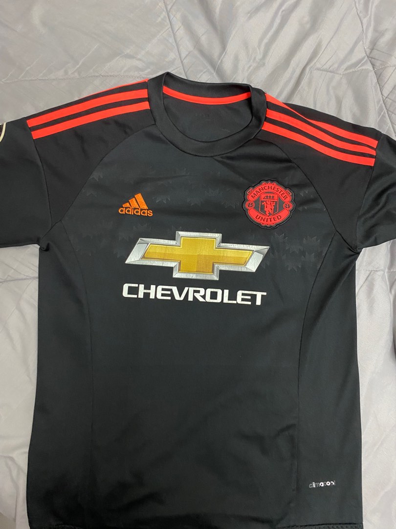 Jersi Manchester United Retro, Men's Fashion, Activewear on Carousell