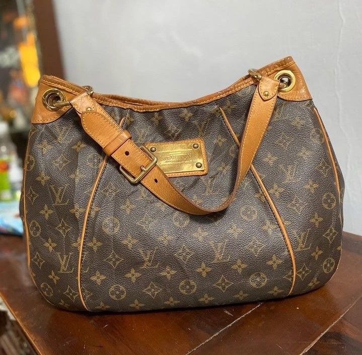 Louis Vuitton messenger bag, Women's Fashion, Bags & Wallets, Shoulder Bags  on Carousell