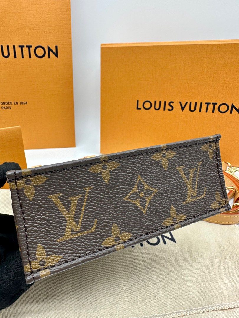 What fits in the Louis Vuitton Petit Sac Plat. #petitsacplat