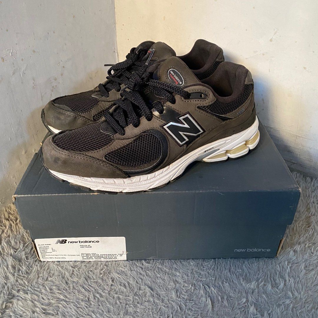 New balance 2002R, Fesyen Pria, Sepatu , Sneakers di Carousell