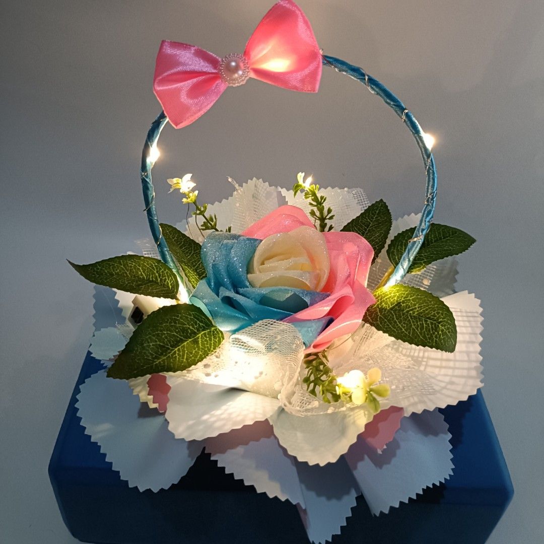 Rangkaian bunga/keranjang bunga mawar satin, Desain & Kerajinan Tangan
