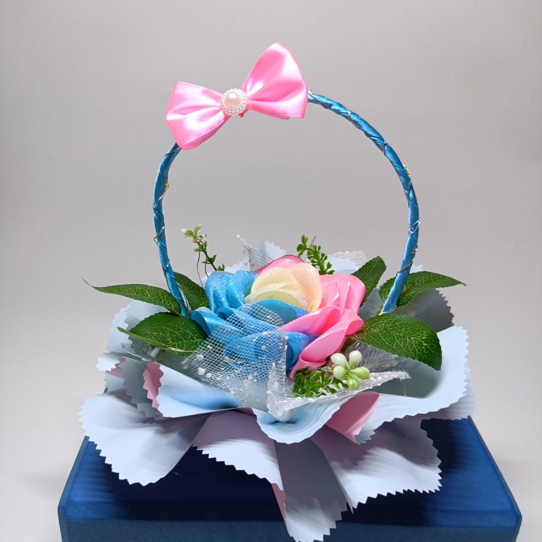 Rangkaian bunga/keranjang bunga mawar satin, Desain & Kerajinan Tangan