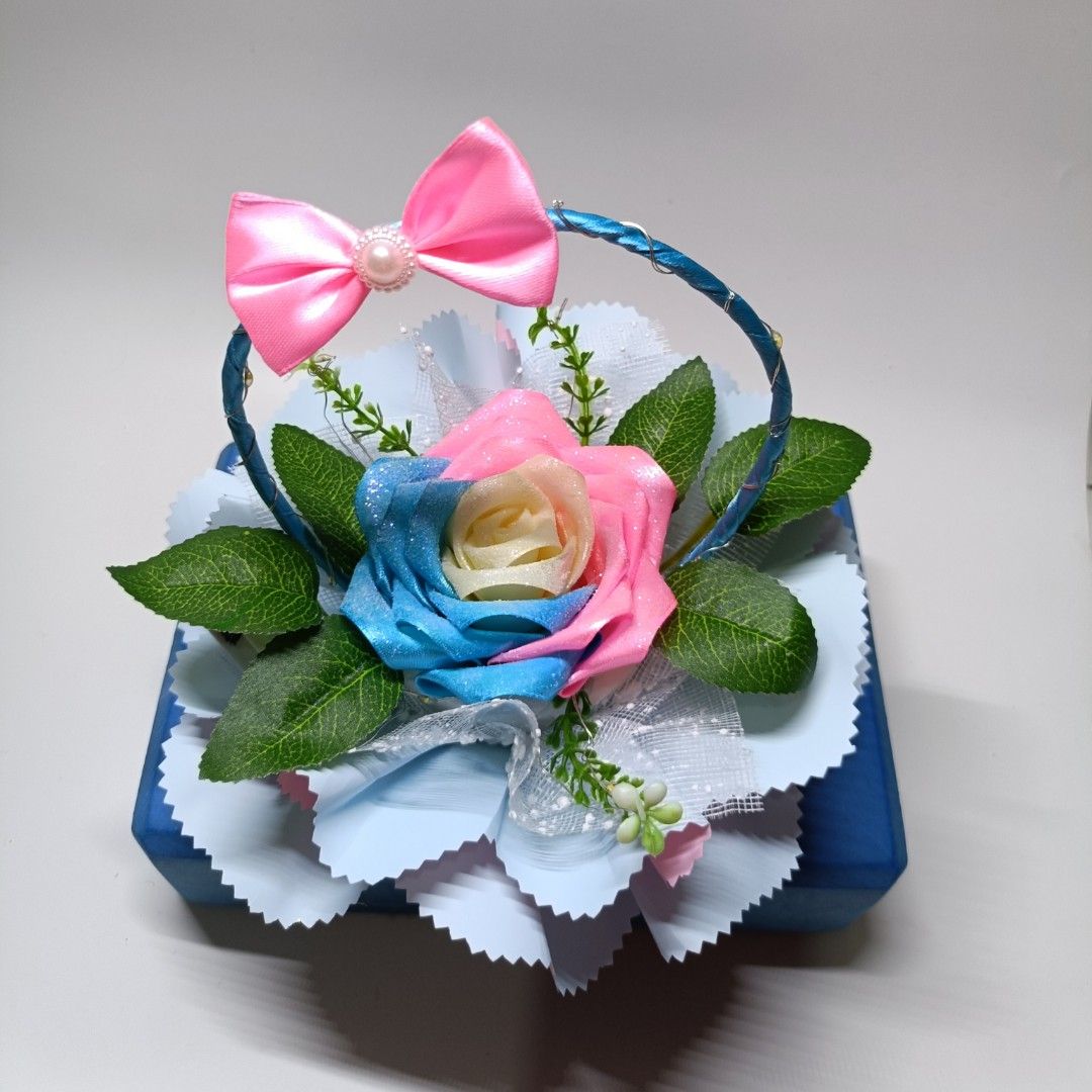 Rangkaian bunga/keranjang bunga mawar satin, Desain & Kerajinan Tangan