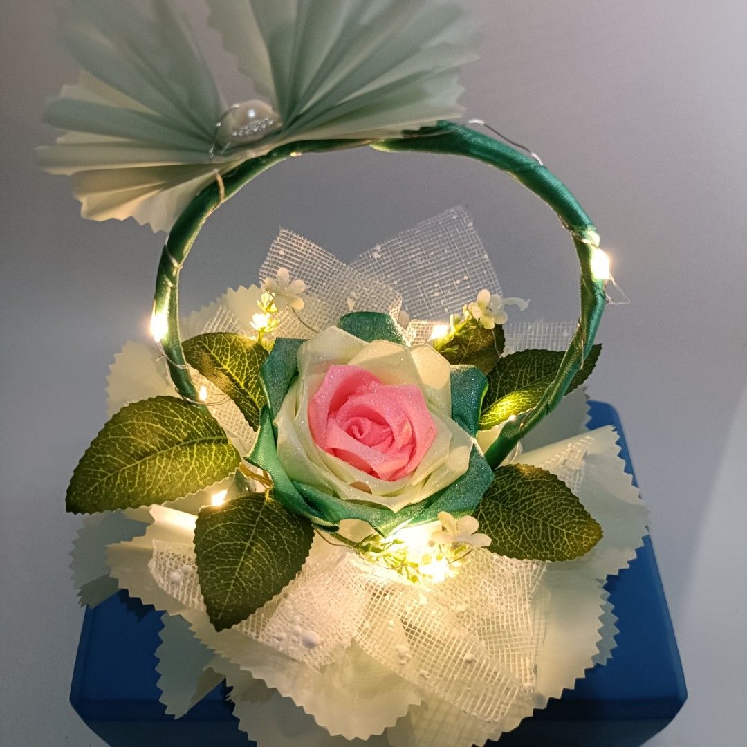Rangkaian bunga/keranjang bunga mawar satin, Desain & Kerajinan Tangan