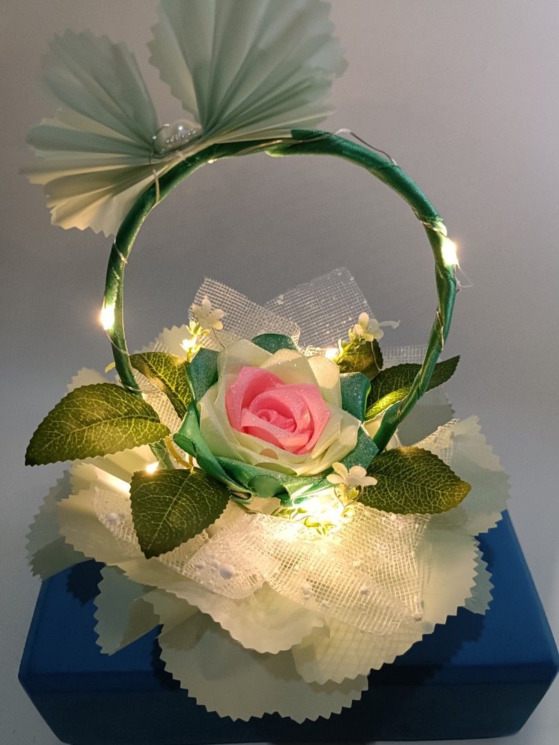 Rangkaian bunga/keranjang bunga mawar satin, Desain & Kerajinan Tangan