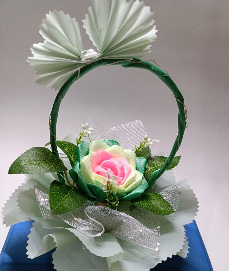 Rangkaian bunga/keranjang bunga mawar satin, Desain & Kerajinan Tangan