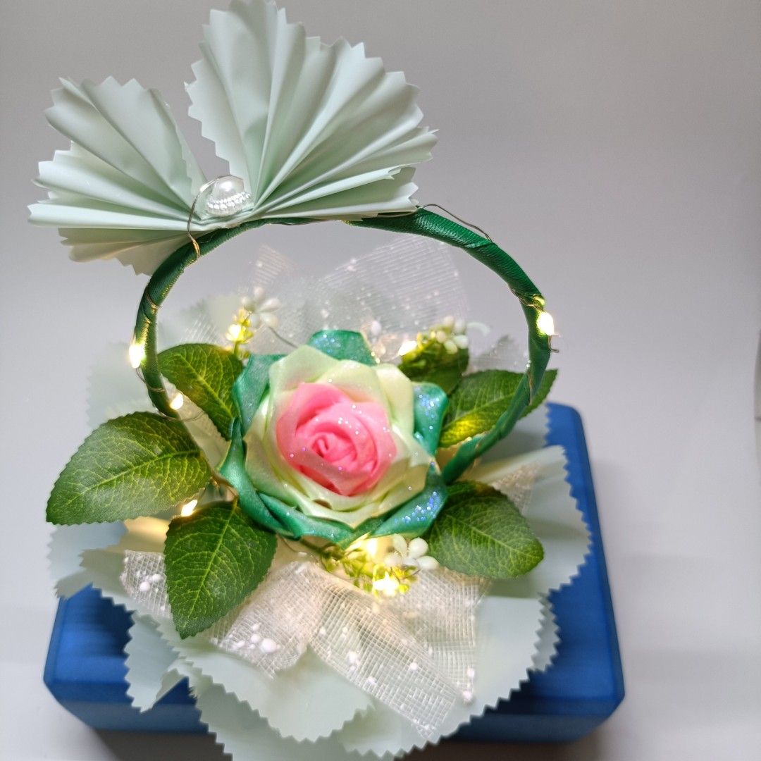 Rangkaian bunga/keranjang bunga mawar satin, Desain & Kerajinan Tangan