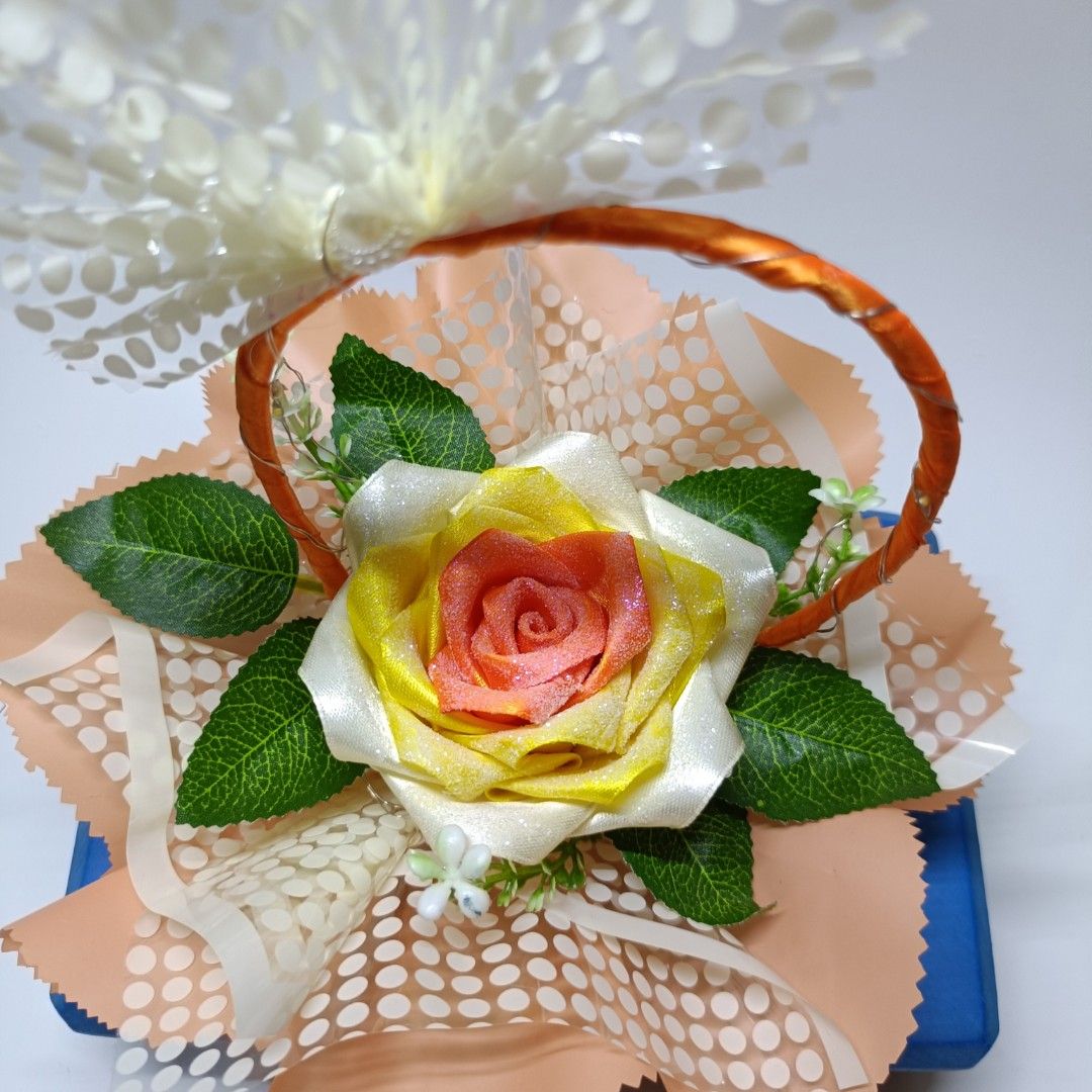 Rangkaian bunga/keranjang bunga mawar satin, Desain & Kerajinan Tangan