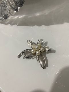 Silver brooch with real pearl