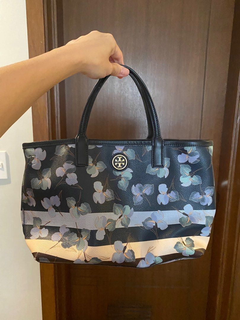 Tory Burch Convertible Bag (Category: Luxury Bags & Wallets) located in Manila. Submitted by gellatinous (Listing ID 1253642700, Image 1). Description: Tory burch blue sling bag Bought from Italy Can be hand held as a purse or worn as a sling Come with detachable and adjustable strap Has inner zipped compartment for valuables #everyonewins.