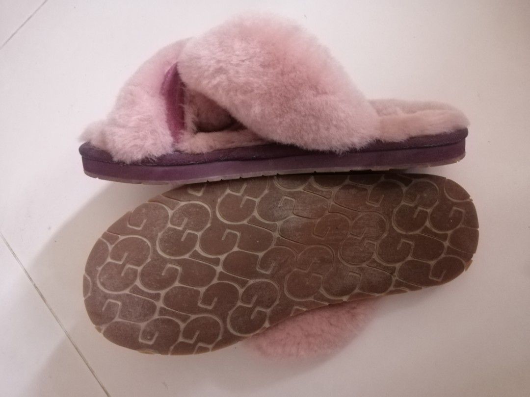 Fuzzy hotsell slippers ugg