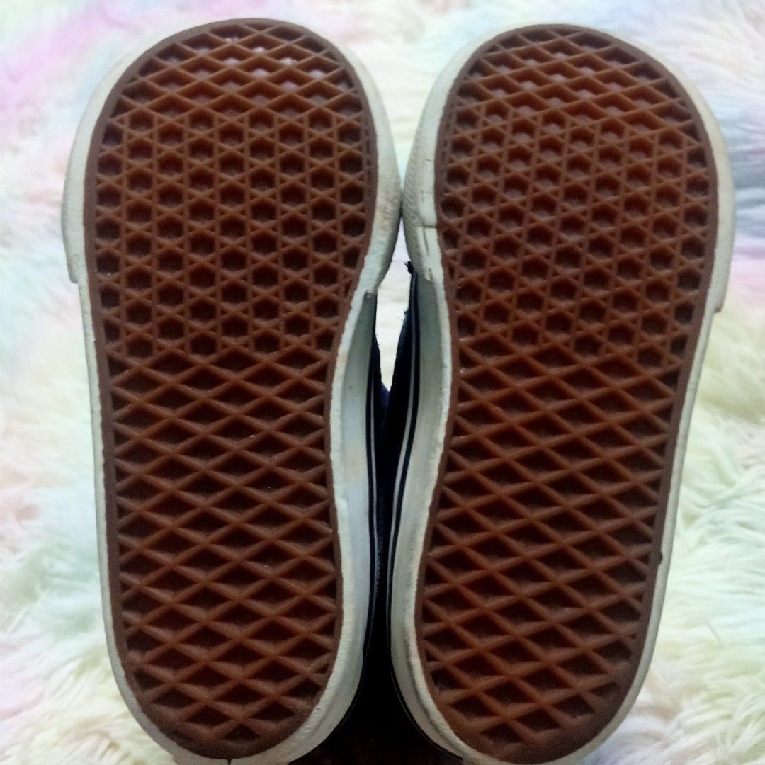Vans (Category: Babies & Kids Fashion) located in Mentakab. Submitted by lemarihub (Listing ID 1253663210, Image 3). Description: Saiz 13cm Item bundle Condition 9/10 *Sila ukur saiz kaki anak dalam cm.