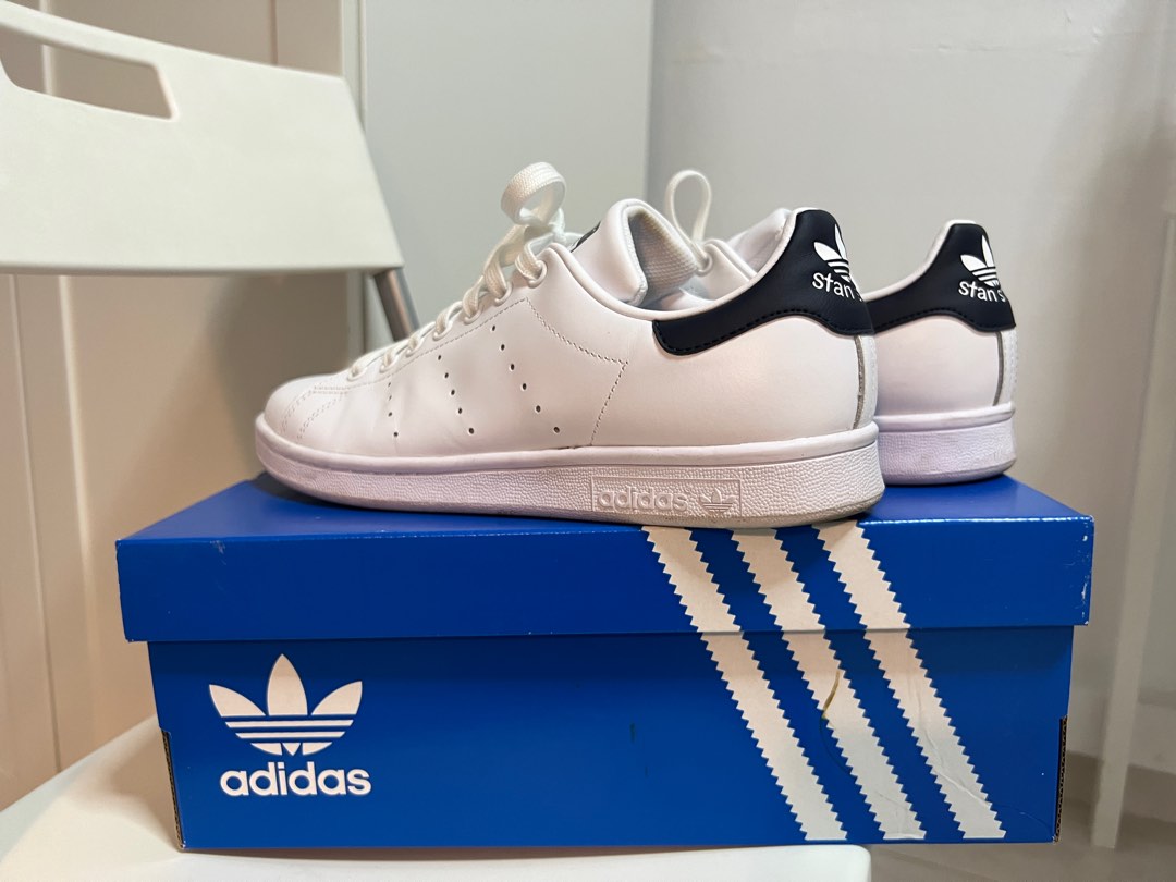 White and navy blue stan sale smiths
