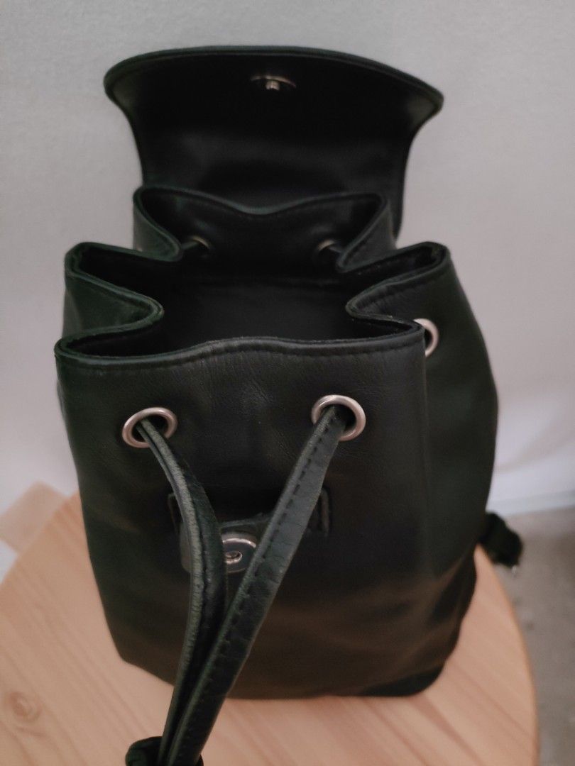 Backpack (Category: Backpacks) located in Singapore. Submitted by roycheong1 (Listing ID 1253840852, Image 2). Description: Still looks good for trips that you prefer not to risk your other bag..