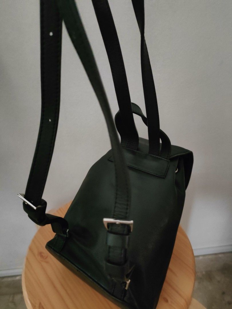 Backpack (Category: Backpacks) located in Singapore. Submitted by roycheong1 (Listing ID 1253840852, Image 3). Description: Still looks good for trips that you prefer not to risk your other bag..