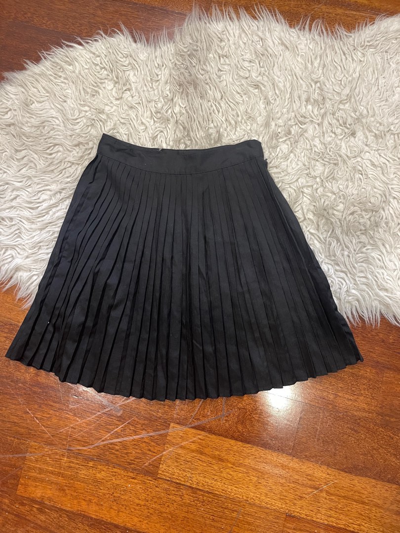 BN H M pleated skirt Women s Fashion Bottoms Skirts on Carousell
