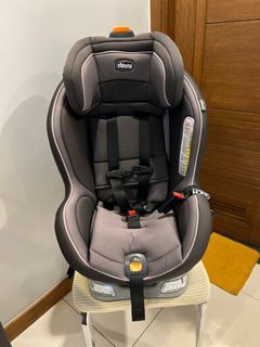 Chicco Nextfit convertible Carseat - Gray
