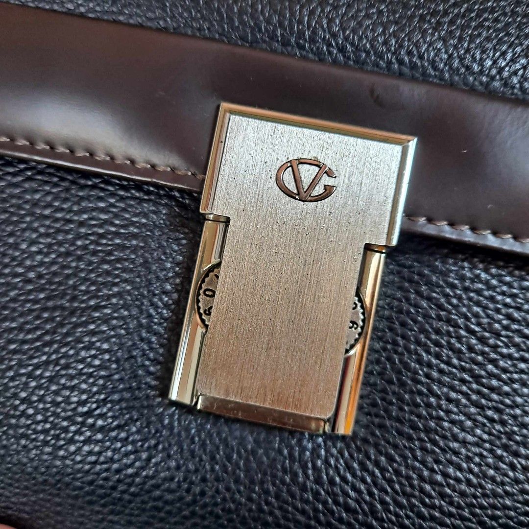Giovanni Valentino Clutch (Category: Luxury Bags & Wallets) located in Batangas. Submitted by lynmejlight (Listing ID 1253703109, Image 3). Description: Original Giovanni Valentino clutch. Sign of used lang sa mgkabilang gilid sa loob pag open (hindi halata)😍.