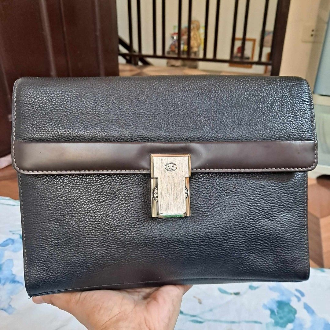 Giovanni Valentino Clutch (Category: Luxury Bags & Wallets) located in Batangas. Submitted by lynmejlight (Listing ID 1253703109, Image 1). Description: Original Giovanni Valentino clutch. Sign of used lang sa mgkabilang gilid sa loob pag open (hindi halata)😍.