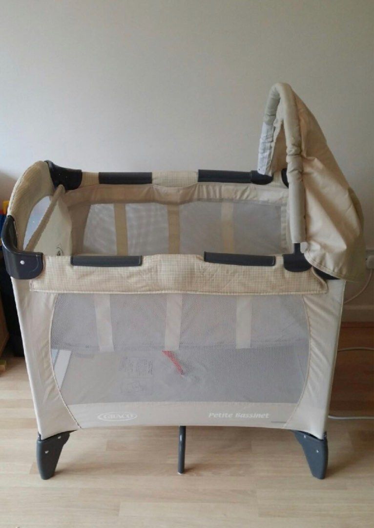 Graco petite bassinet sales travel cot