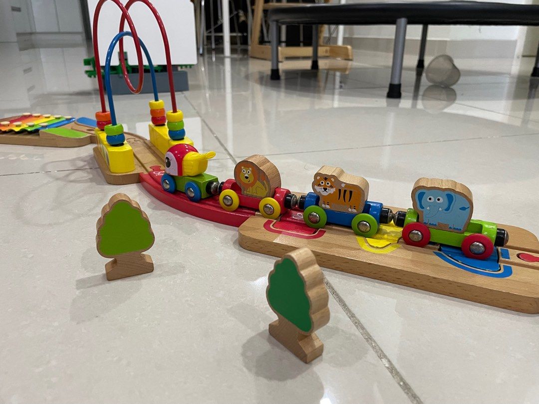 Hape sights and sounds railway set outlet