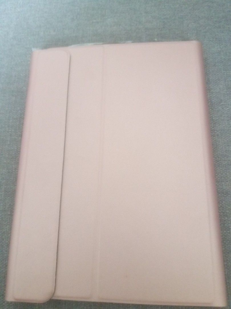 ipad case (Category: Computer Keyboard) located in Singapore. Submitted by sarahmcwien (Listing ID 1253794683, Image 1). Description: Hi im selling my New ipad case/ Pro 9.7/ Air 2/ Air.